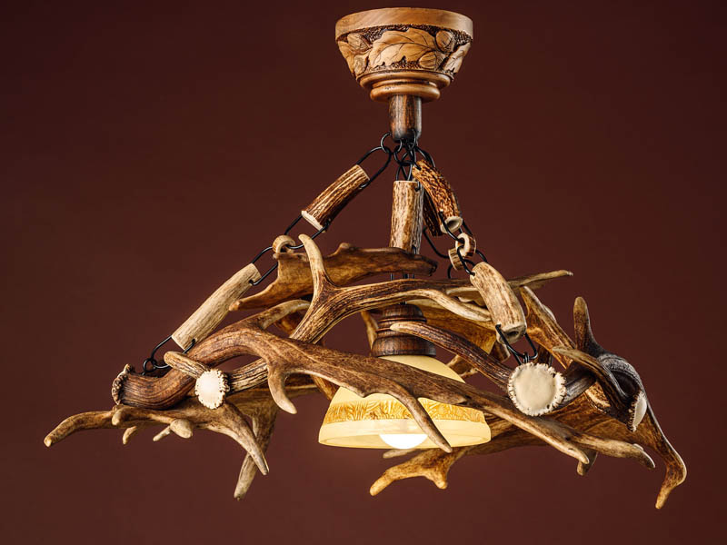 Dámszarvas agancsból készült csillár egy lámpával