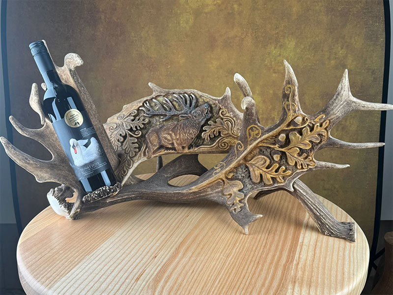 Stojan na víno s rezbou